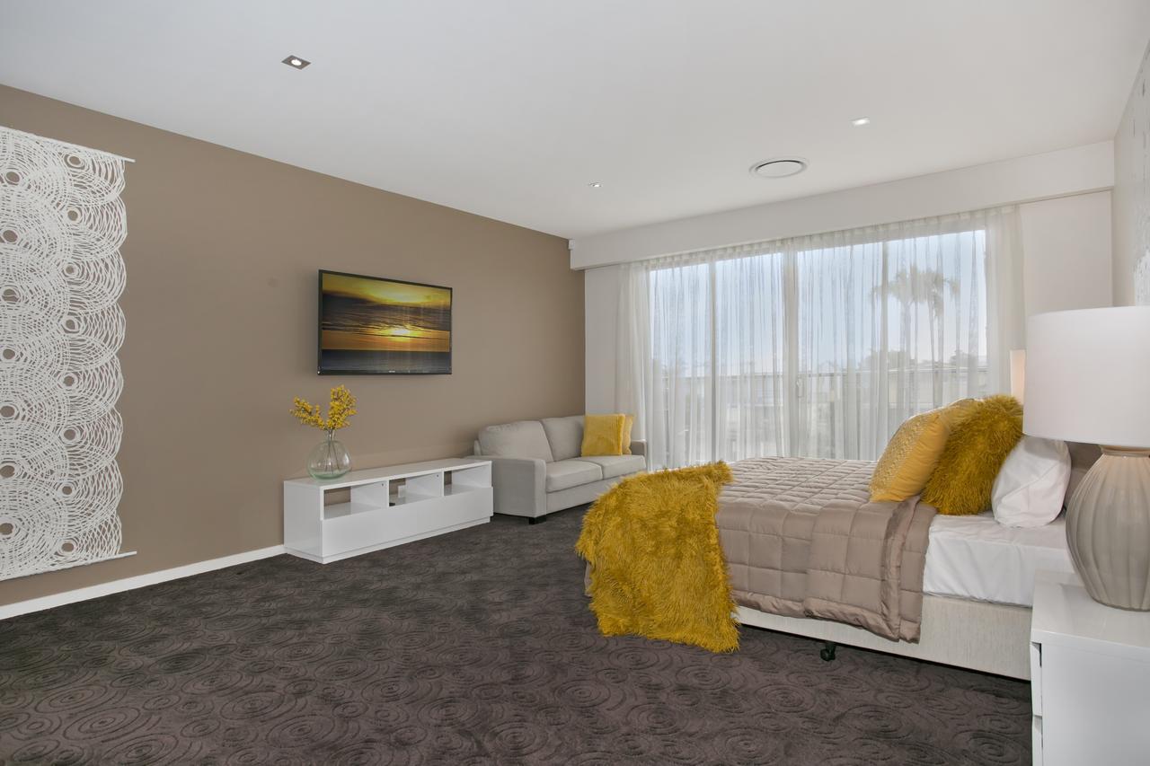 Eight-Bedroom Holiday Home